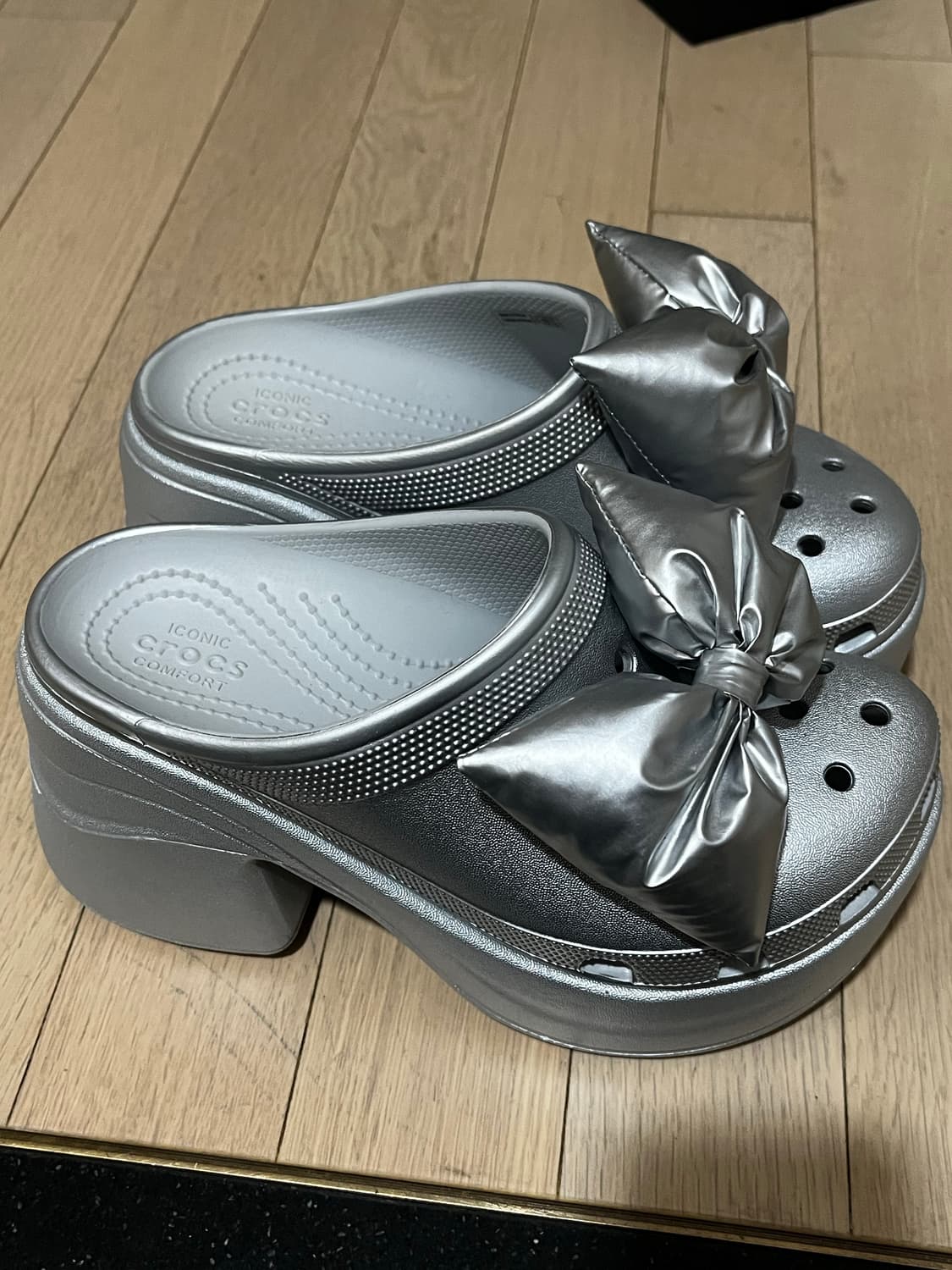 크록스 사이렌 실버 메탈릭 보우 클로그 240 상품이미지2