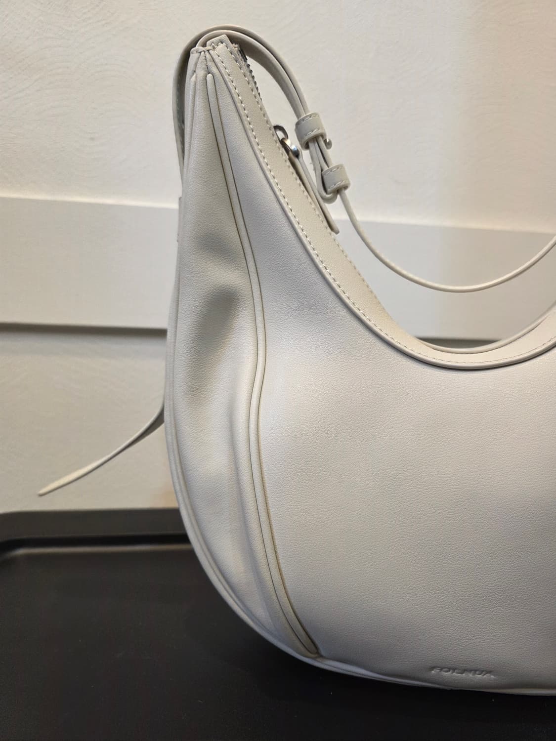 폴뉴아 오벌백 플레인레더 호보백 상품이미지2