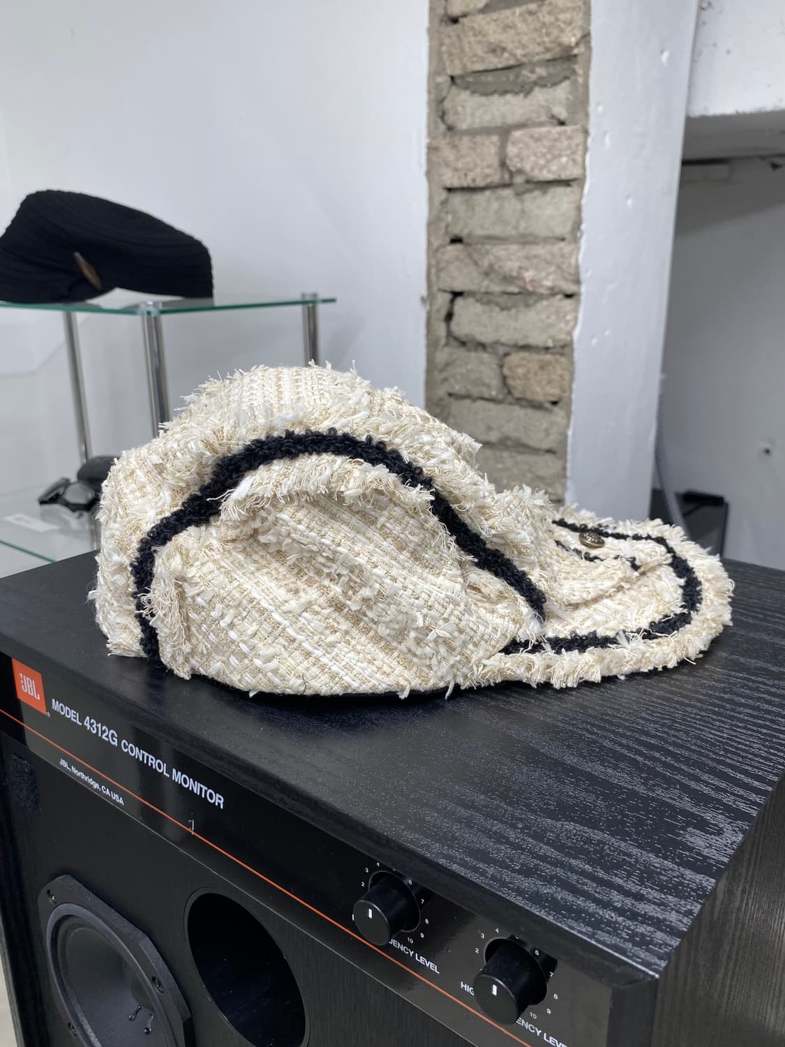 카시라 비대칭 버튼 트위드 햇 상품이미지6