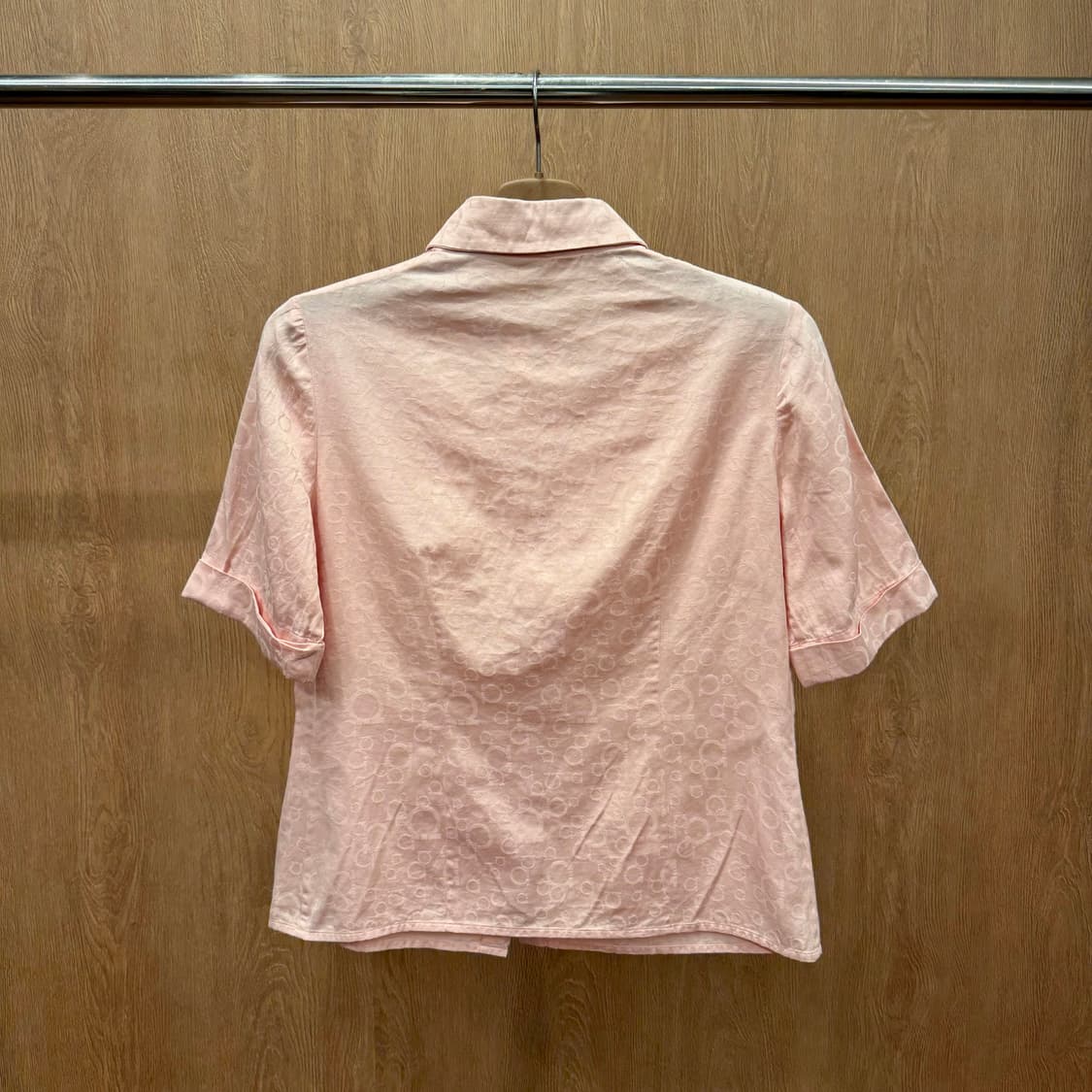 살바토레 페라가모 반팔 셔르 로고 패턴 히든버튼 디테일 핑크 상품이미지3