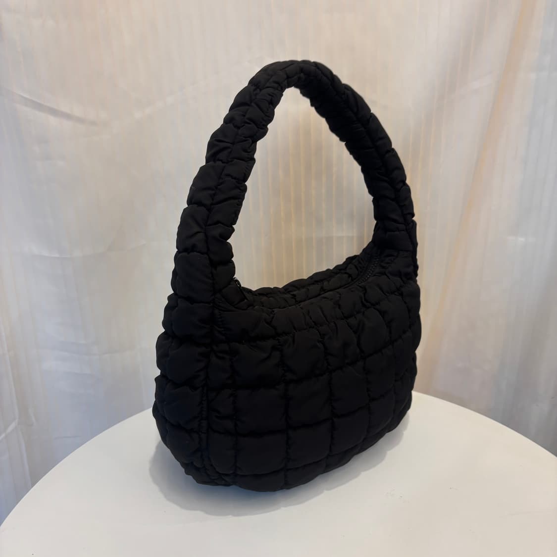 정품 COS 퀄티드 구름 숄더백     상품이미지2