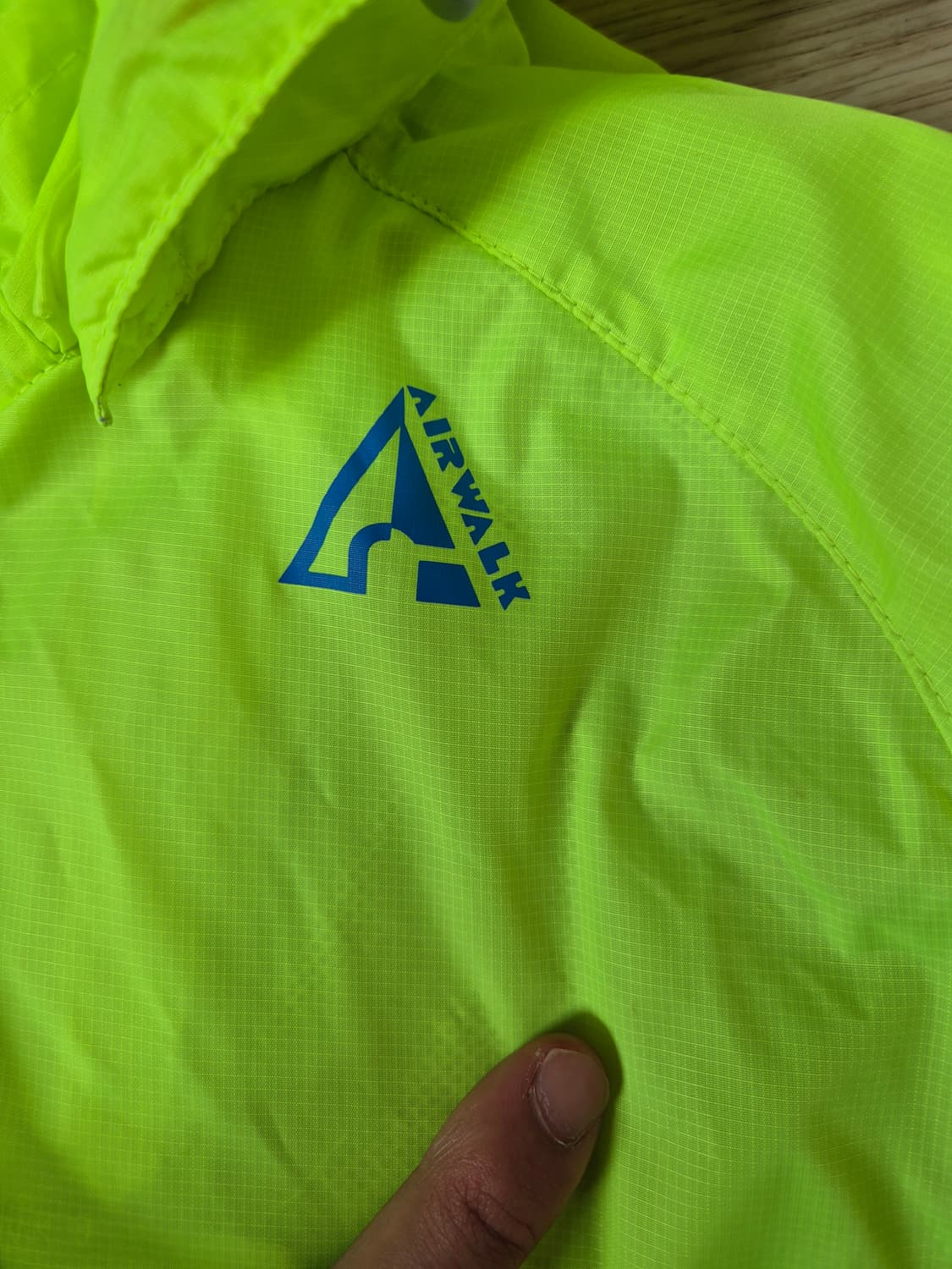 에어워크(AIRWALK) 브랜드의 바람막이 점퍼입니다 상품이미지2