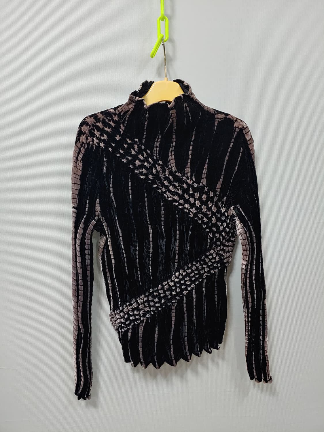 스피치오 프릴넥 벨벳 플리츠 긴팔 티셔츠 66 상품이미지1