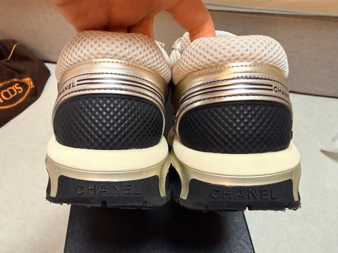 샤식스. 샤넬 스니커즈 37.5 white gold silver 상품이미지4