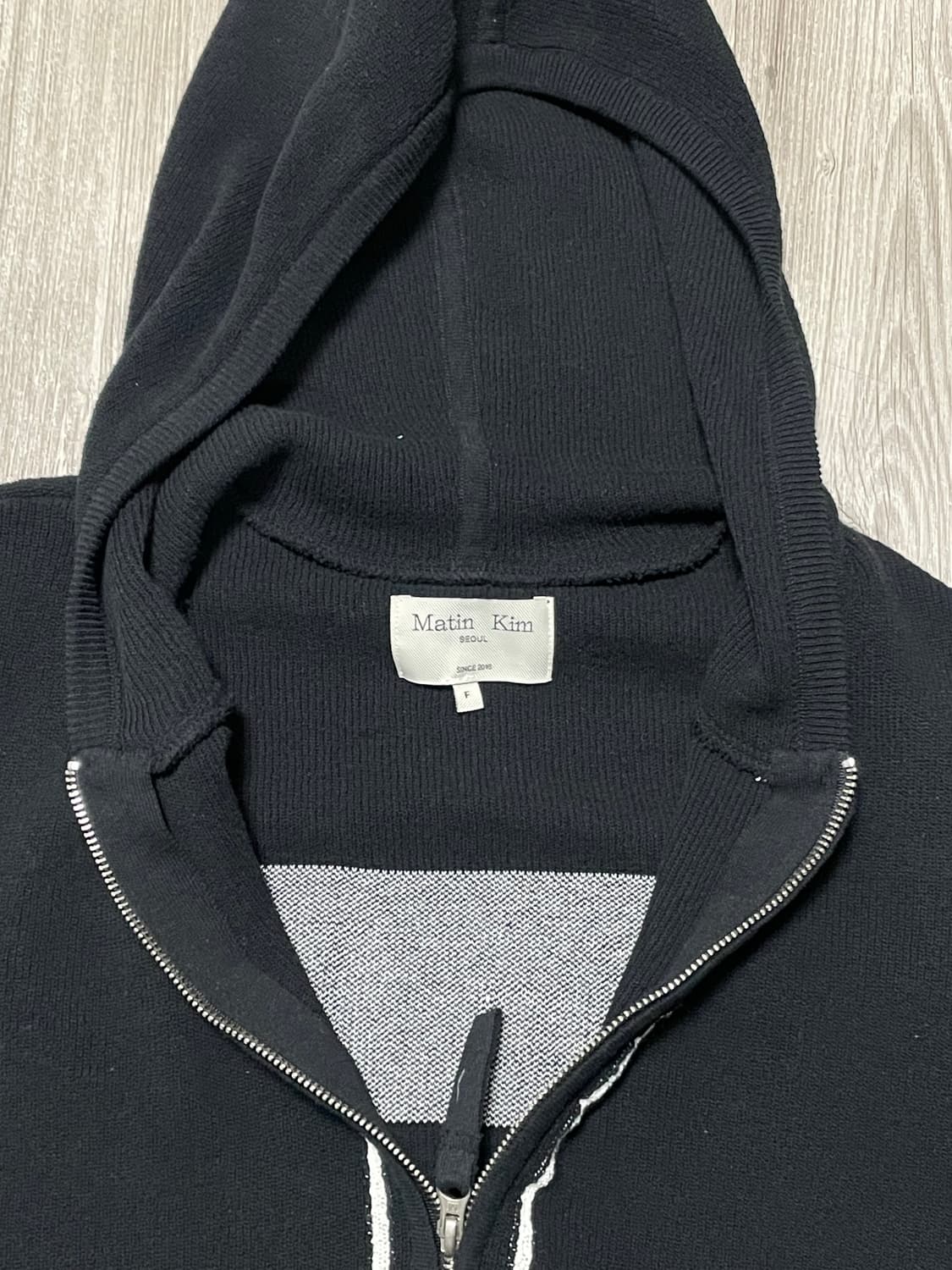 마뗑킴 후드 포인트 로고 니트 베스트 블랙 상품이미지4
