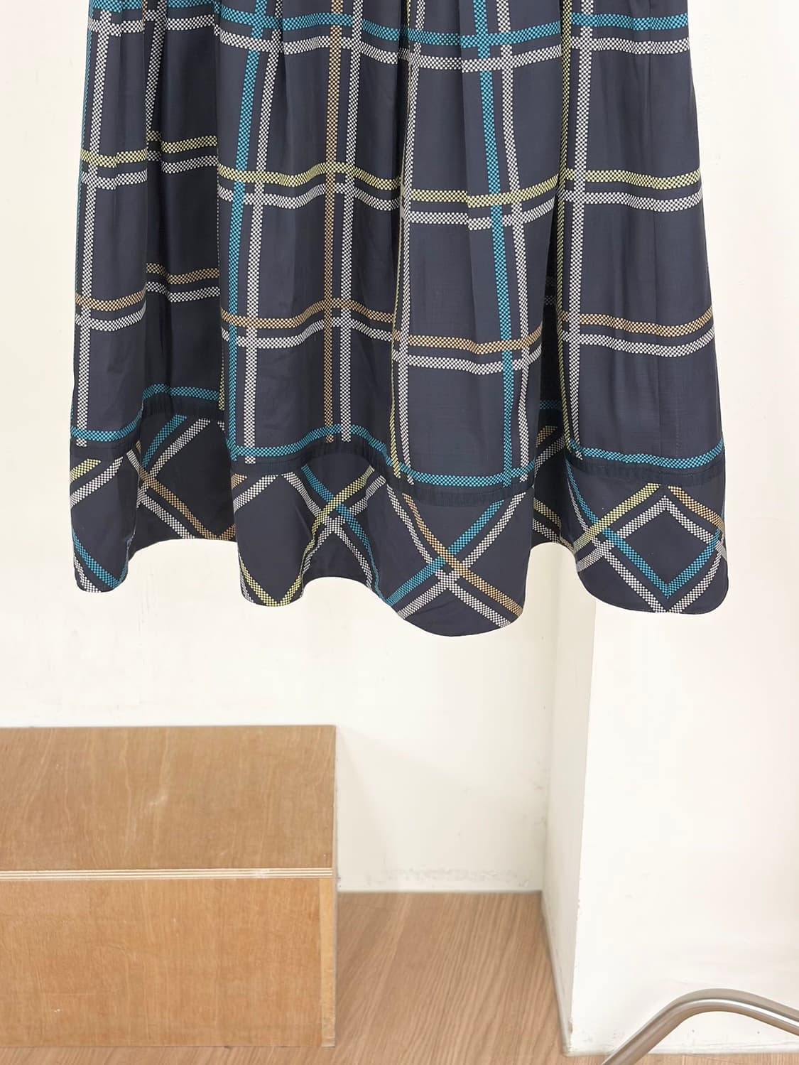 꾸레쥬 네이비 체크 패턴 플리츠 미디 스커트  상품이미지5