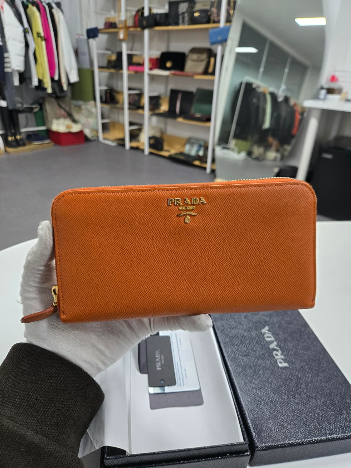 [50%세일] 프라다 지퍼 장지갑 상품이미지1