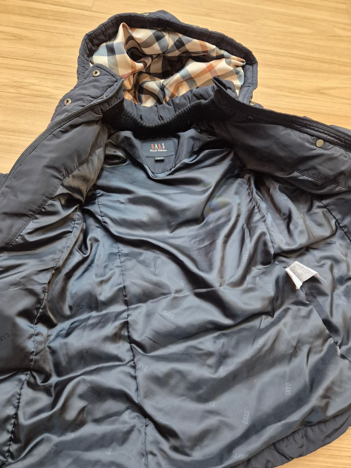 닥스 키즈 공용 패딩 점퍼 140사이즈입니다. 겉감은 폴리 소재로 되어있 상품이미지6