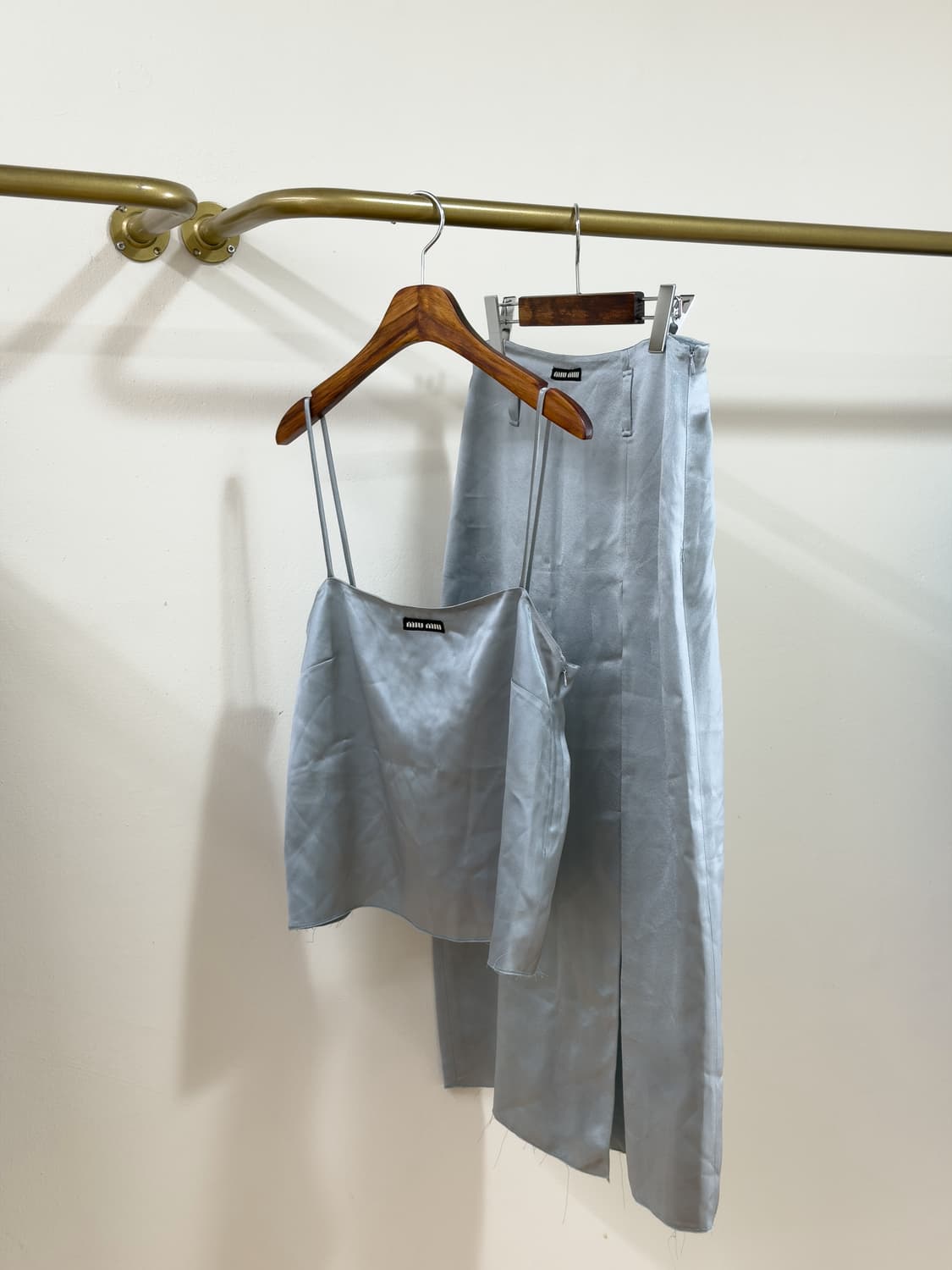 미우미우 23FW 새틴 로고 캐미솔 & 스커트 셋업 상품이미지2