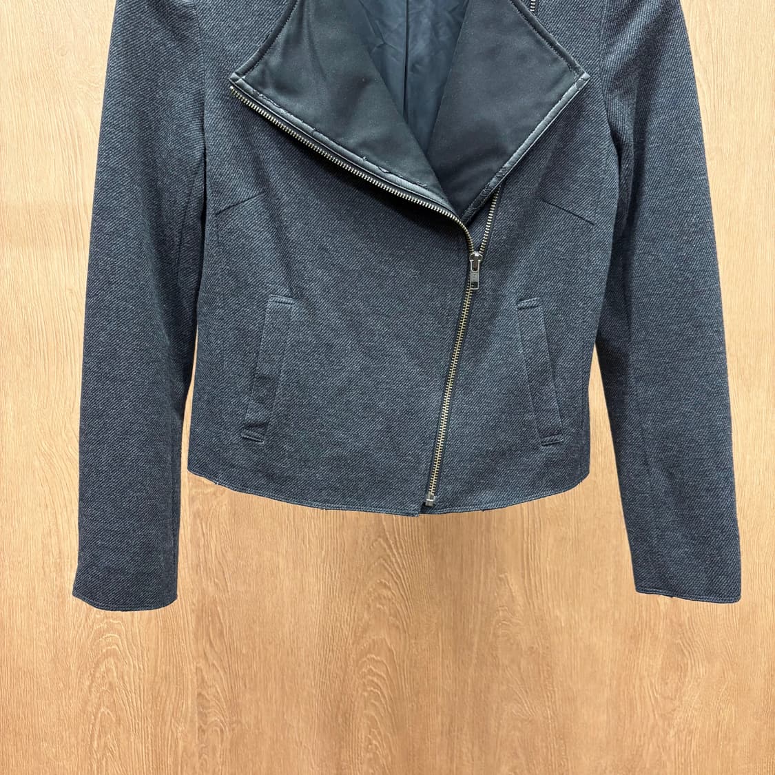 JPN 슬림핏 라이더 자켓 언밸런스 사선 지퍼 클로징 포켓 디테일 차콜 상품이미지5