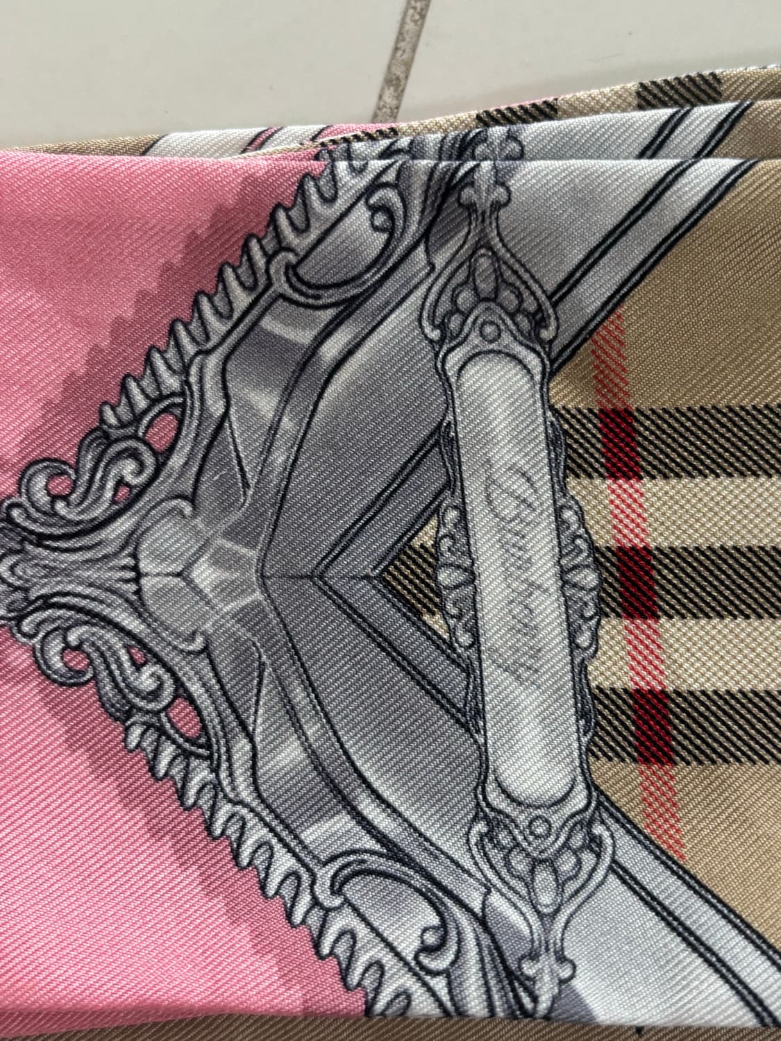 정품 버버리 실크 스카프 /리버시블(풀박) 상품이미지4