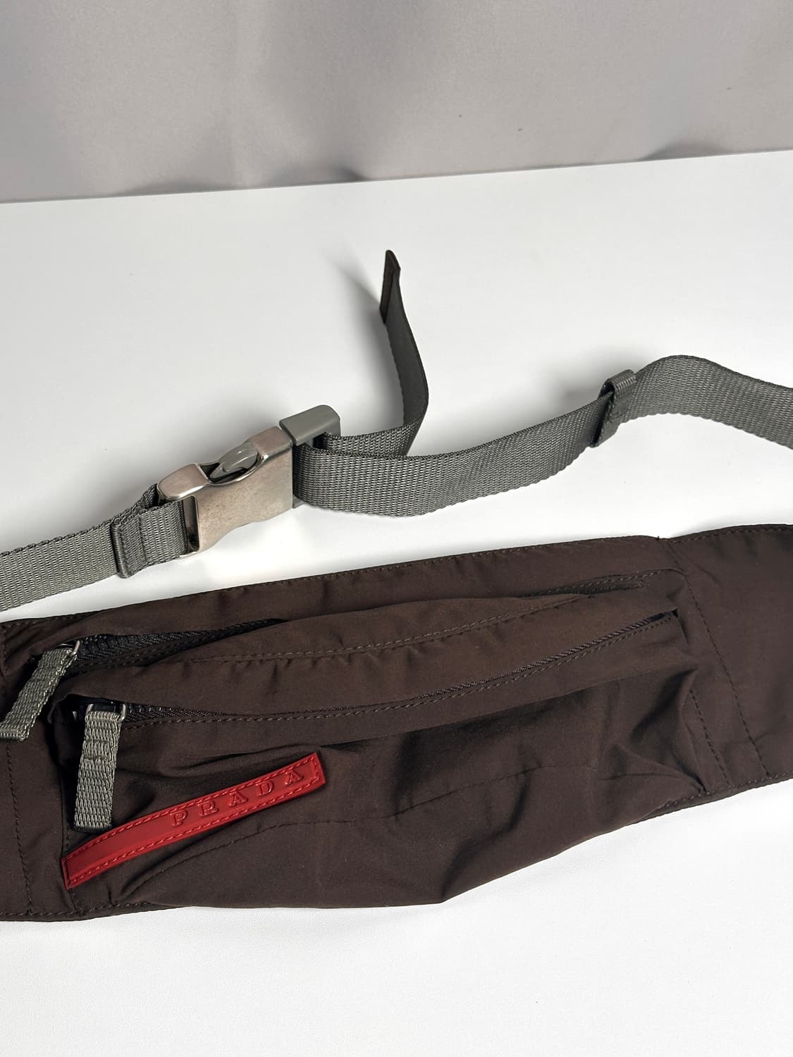 프라다 스포츠 나일론 벨트백 – 테크니컬 미니멀리즘의 상징 상품이미지8