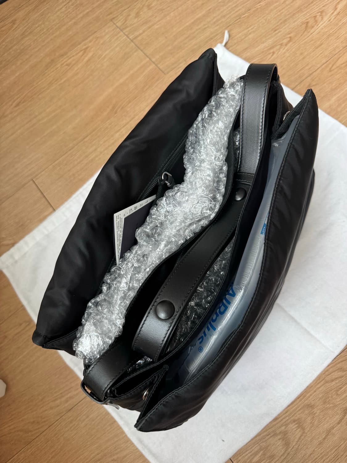 [S급/25년식] 프라다 리나일론 패딩 숄더백 라지 (맥북수납/NFC칩) 상품이미지5