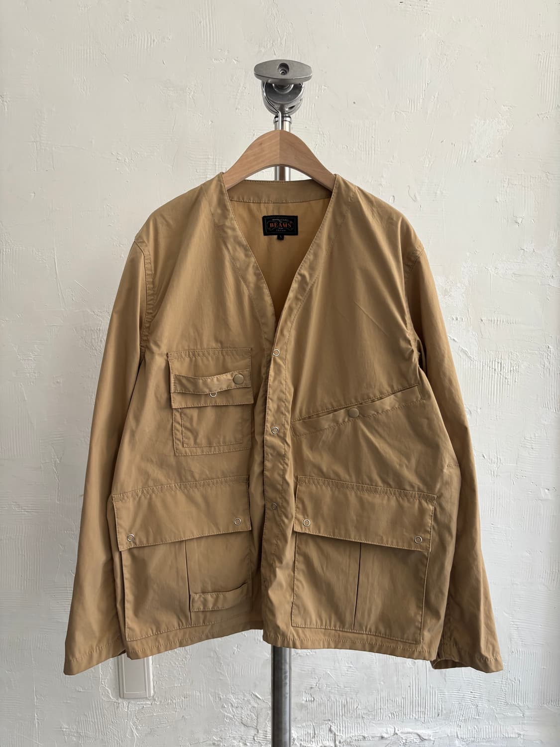 BEAMS+ 빔즈 플러스 베이지 논카라 피싱 자켓 상품이미지1