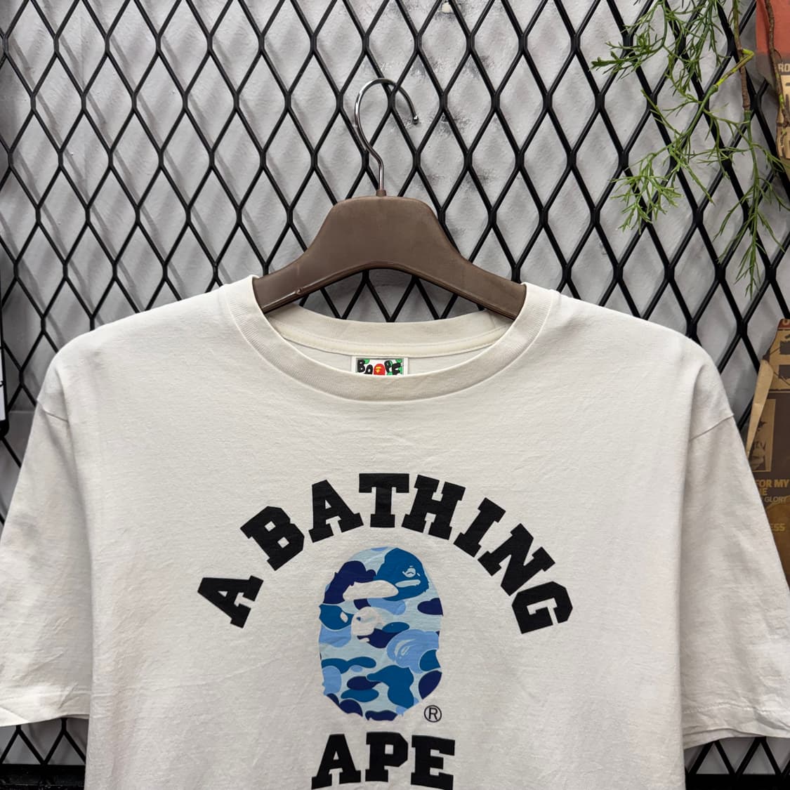 베이프 반팔 티셔츠 전면 카모 고릴라 로고 디테일 화이트 상품이미지3