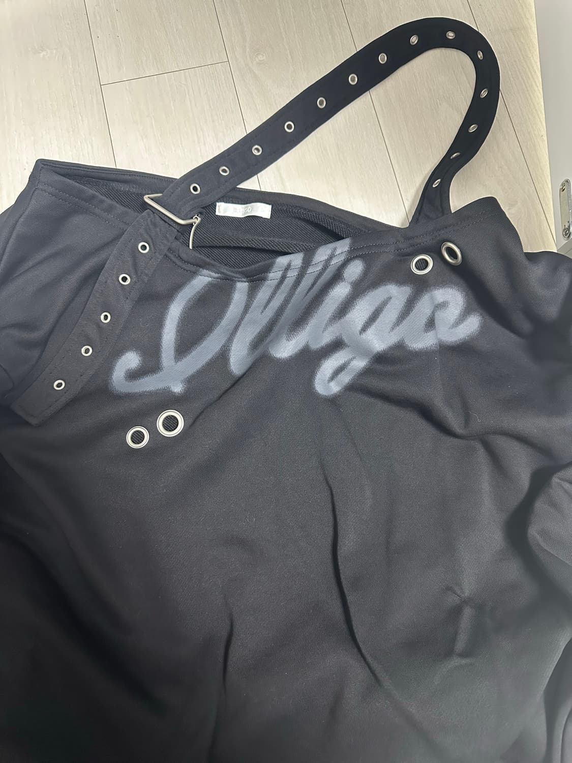 일리고 129 버클 오프숄더 맨투맨 블랙 상품이미지2