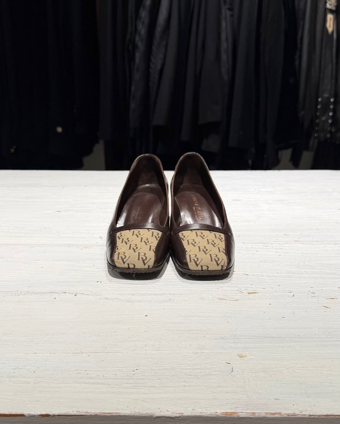 보테가 베네타 다크브라운 BV 로고 펌프스 상품이미지3