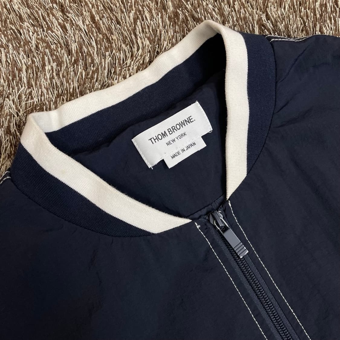 톰 브라운 Thom Browne 네이비 배색 봄버 자켓 3 상품이미지2