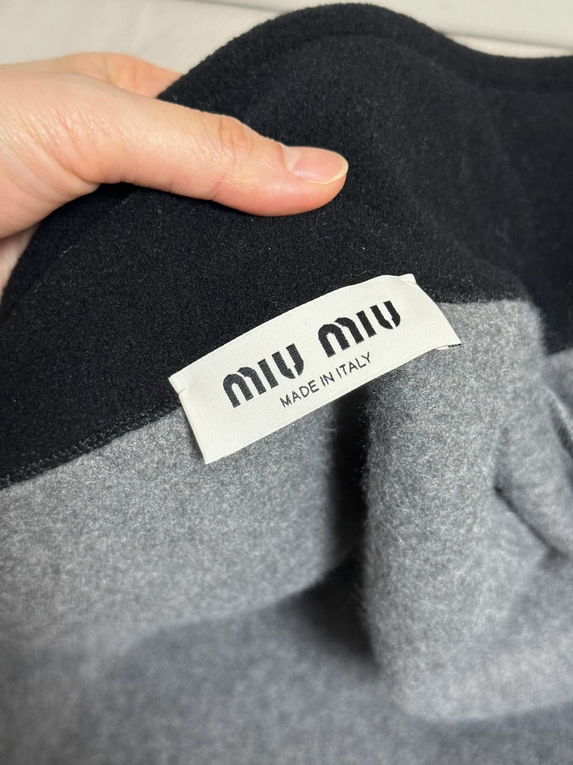 [L] 미우미우 플리스(후리스) 그레이 색상 상품이미지6