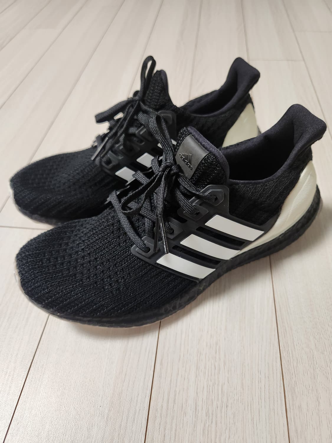 아디다스 운동화 울트라부스트 4.0 G28965 러닝화 사이즈255

아 상품이미지1