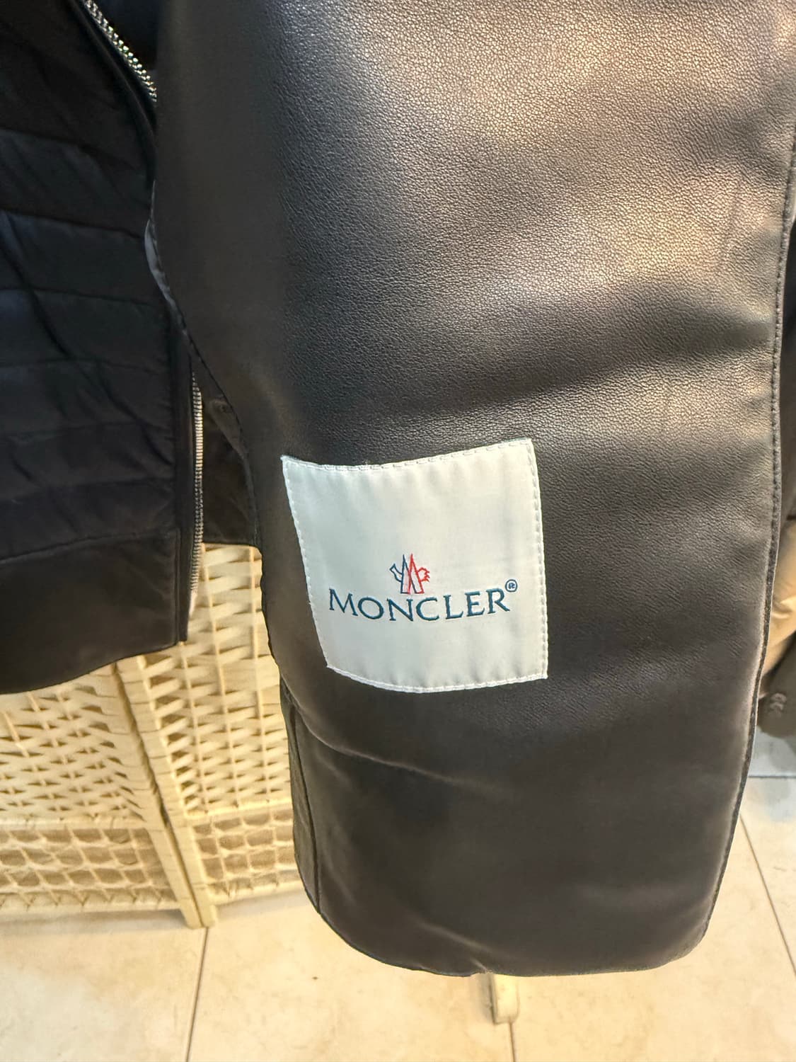 2/44-55 정품 몽클레어 모터 패딩 팝니다 상품이미지3