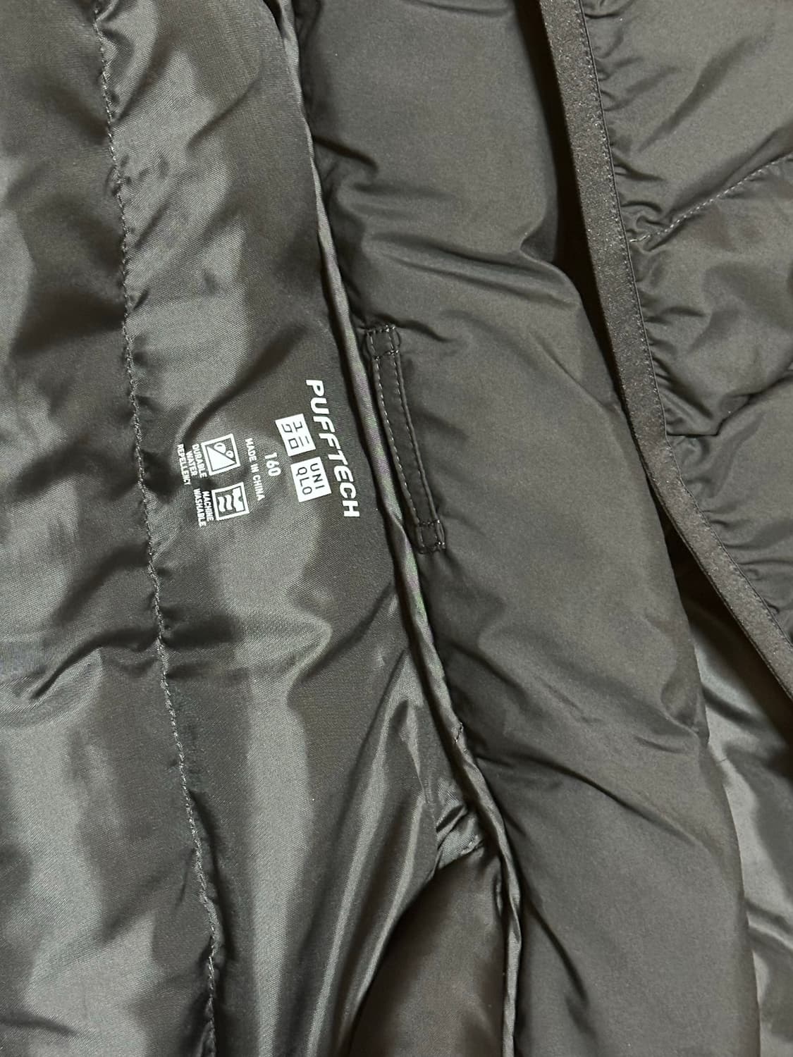 유니클로 키즈 퍼프테크 경량패딩 블랙 사이즈160 상품이미지3