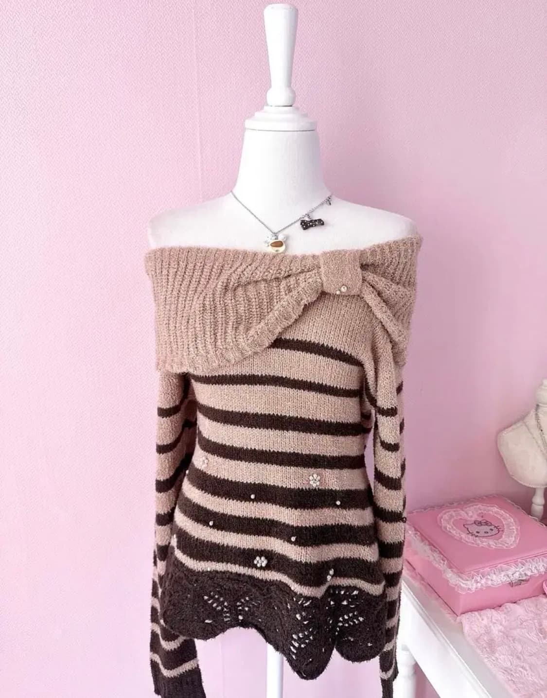 엑시즈팜 딸초 리본 오프숄더 니트  상품이미지1