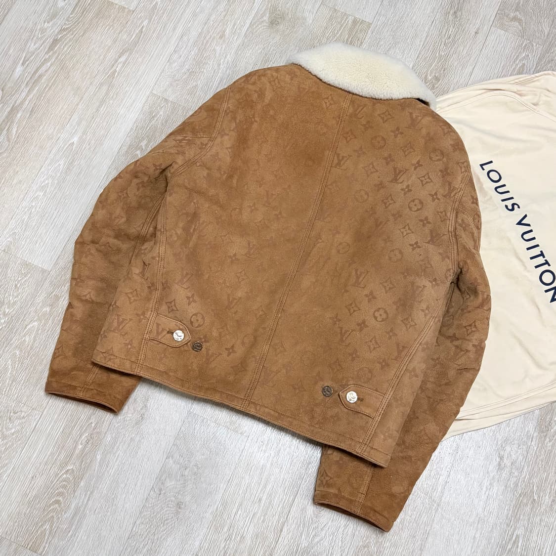 [48/새상품급] 루이비통 시어링 엠보스드 모노그램 스웨이드 무스탕 자켓 상품이미지3