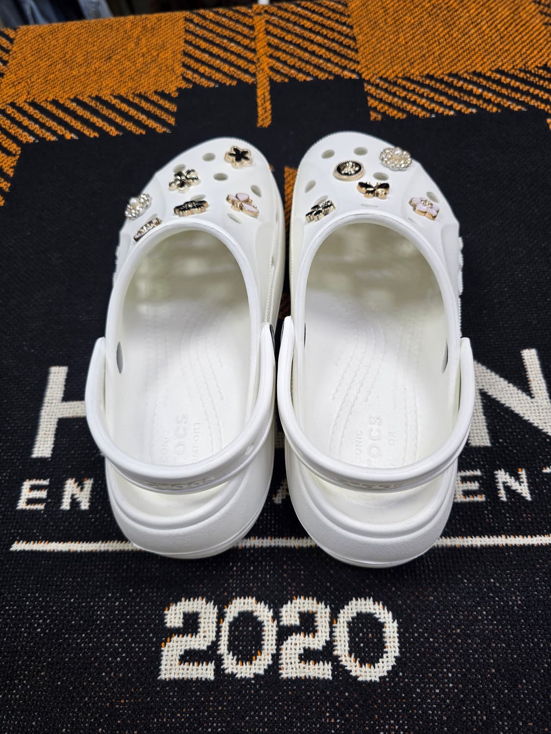 크록스 화이트 지비츠 장식 슬리퍼 (1874) 상품이미지2