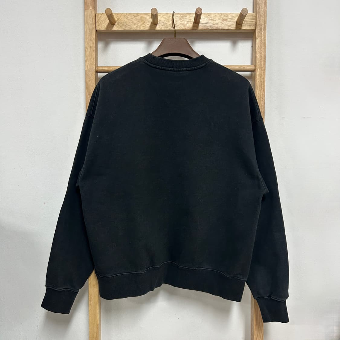 리 부클자수 맨투맨 블랙 look 상품이미지4