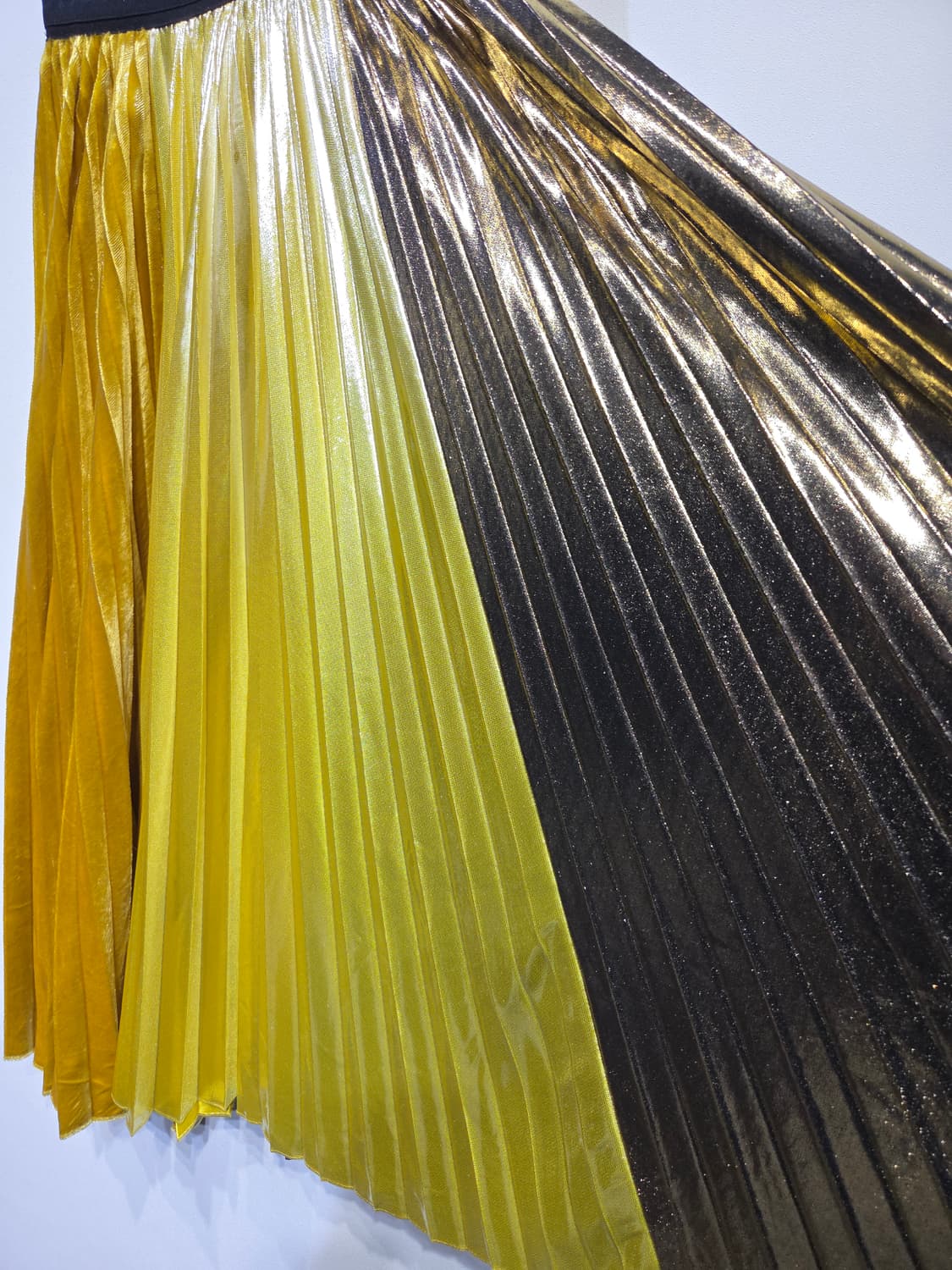 럭키슈에뜨(LUCKY CHOUETTE) 메탈릭 컬러블록 플리츠 스커트 상품이미지4