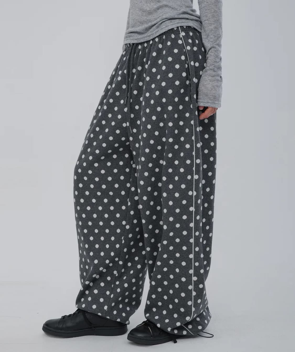 칙스 도트 라인 와이드 스트링 팬츠 차콜 상품이미지1