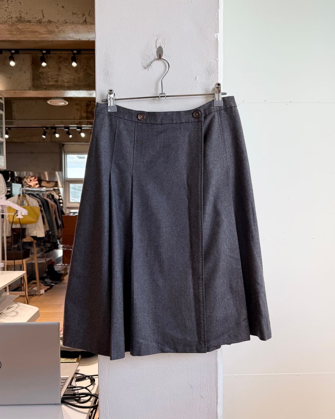 마가렛 호웰 차콜 랩 핀턱 미디스커트 상품이미지1