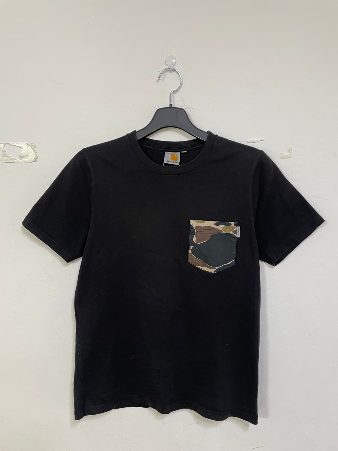 칼하트 카모포켓 반팔티 블랙 상품이미지2