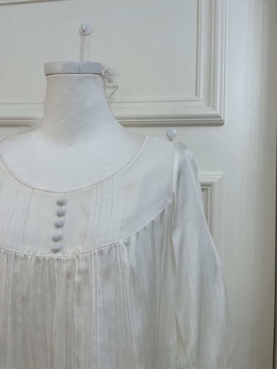 ivory puff satin pleats blouse 상품이미지7