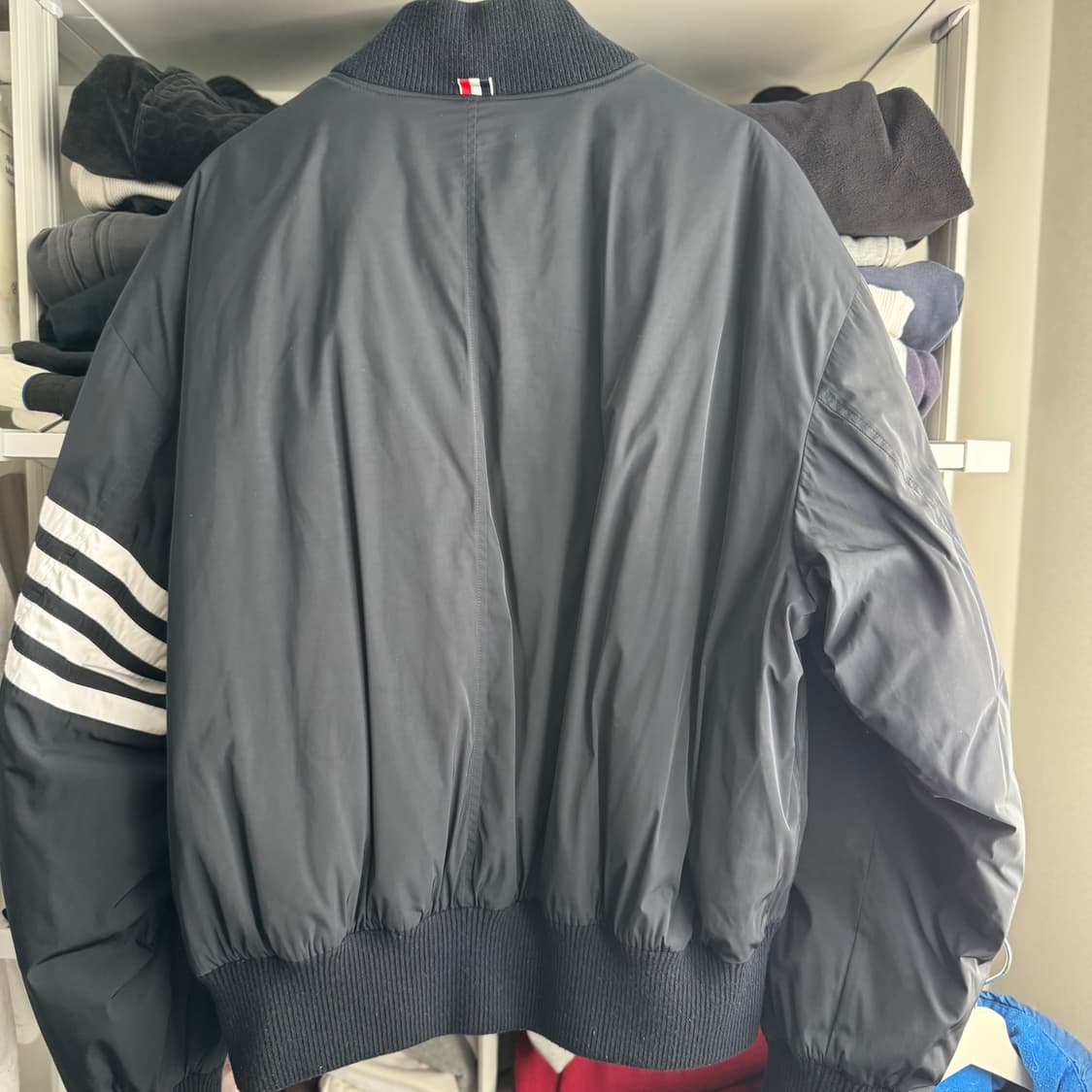 톰브라운 패딩 봄버 팝니다. 상품이미지3