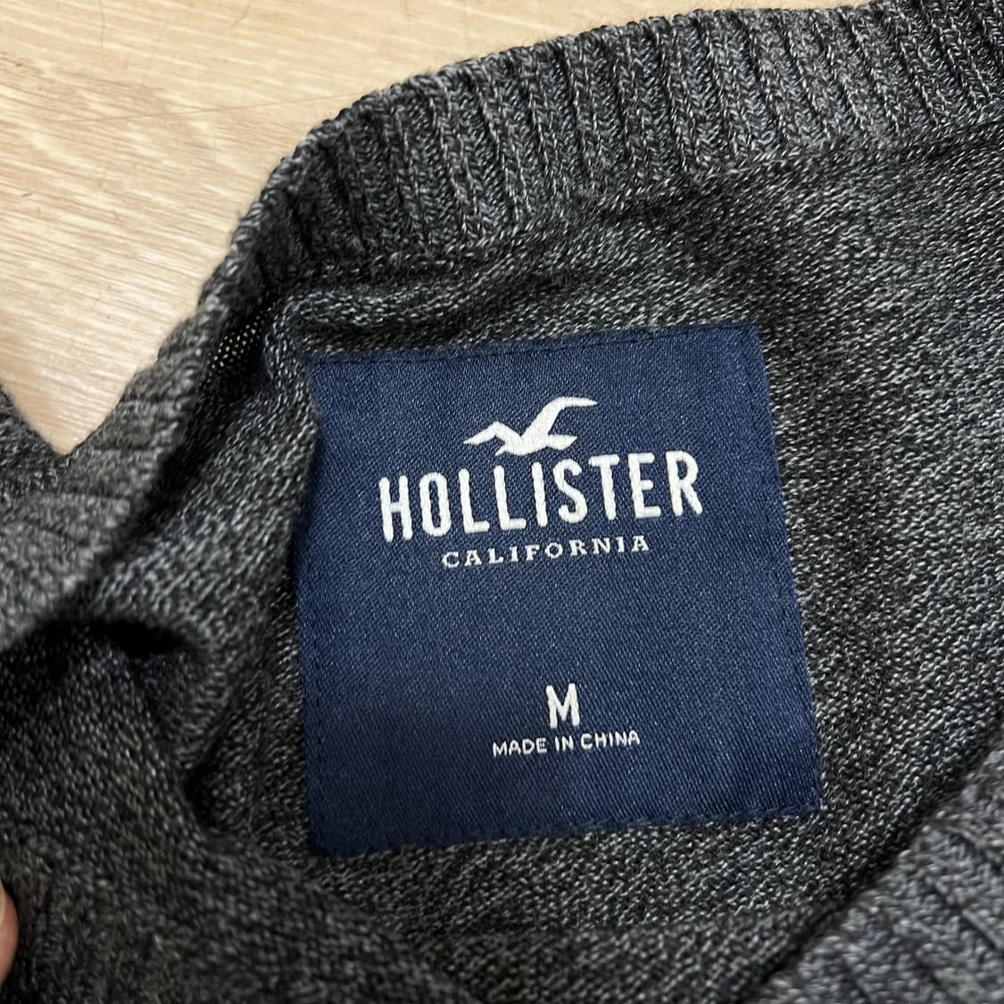 홀리스터 자수 로고 크루넥 라운드넥 니트 [차콜] M/95 상품이미지5