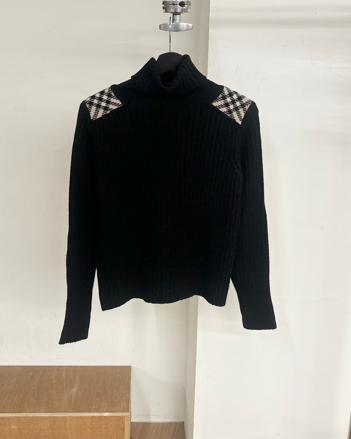 버버리 블랙 노바체크 숄더 터틀넥 니트  상품이미지1