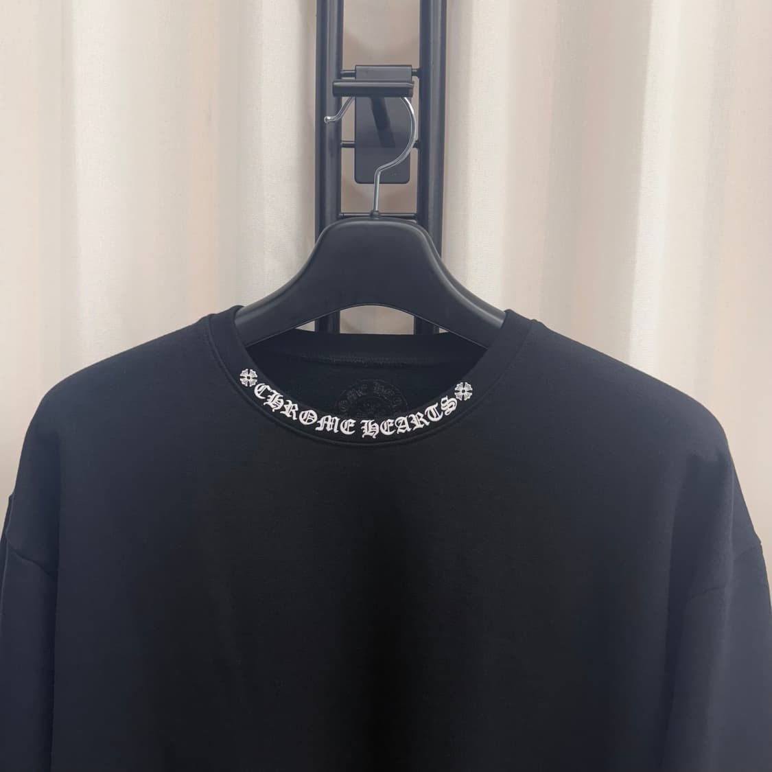 [25년/L] 크롬하츠 넥 로고 맨투맨 블랙 상품이미지2