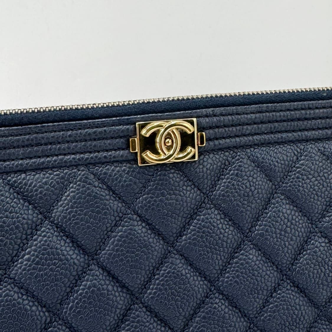 샤넬 캐비어 보이 클러치백 라지 네이비 상품이미지5