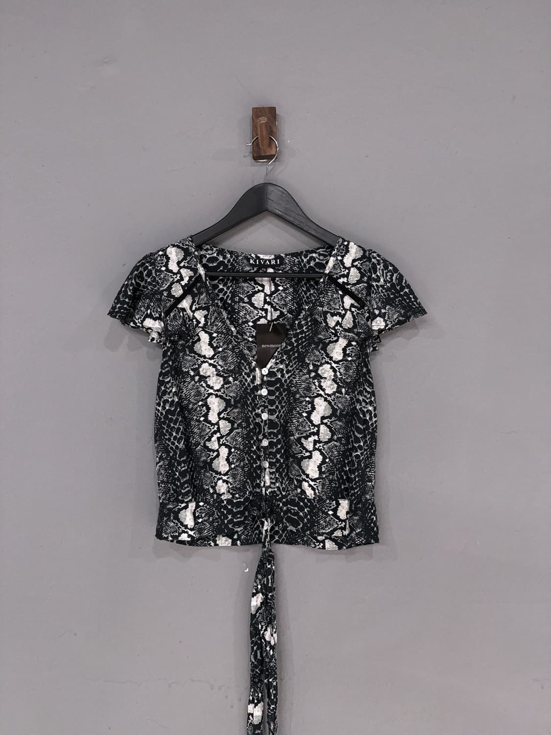 python pattern v-neck top 상품이미지4