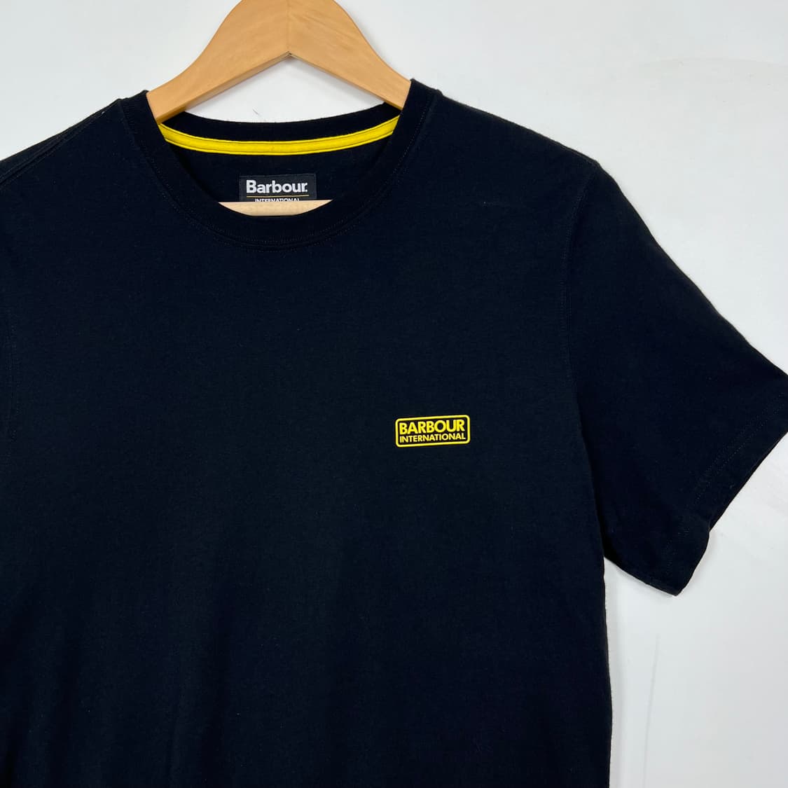 BARBOUR 바버 인터네셔널 블랙 반팔티 상품이미지2