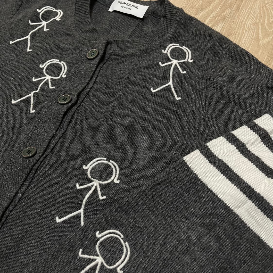 톰브라운 여성 미스터 톰 자수 사선 완장 가디건 상품이미지3