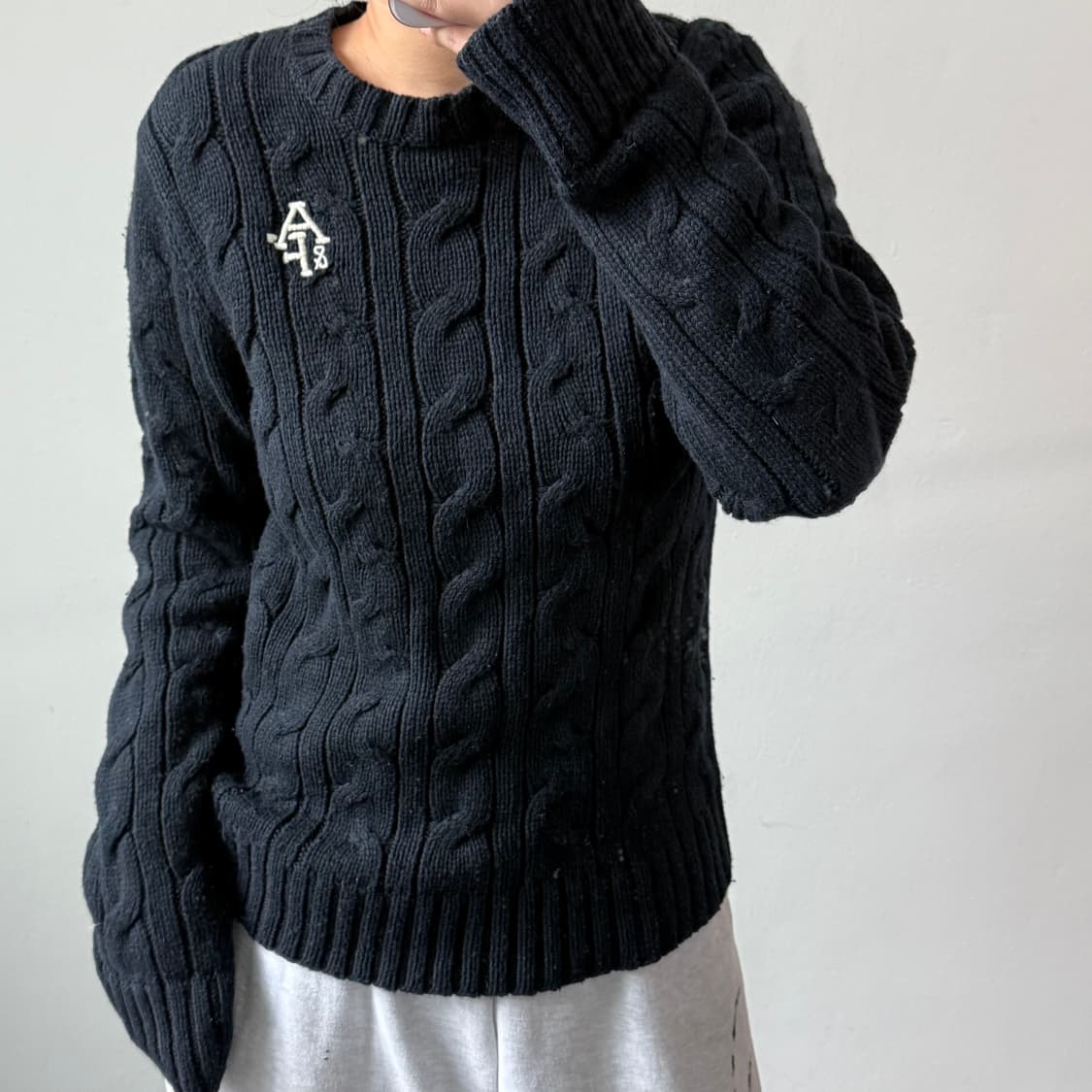 [L] 아베크롬비 앤 피치 블랙 자수 니트 상품이미지2