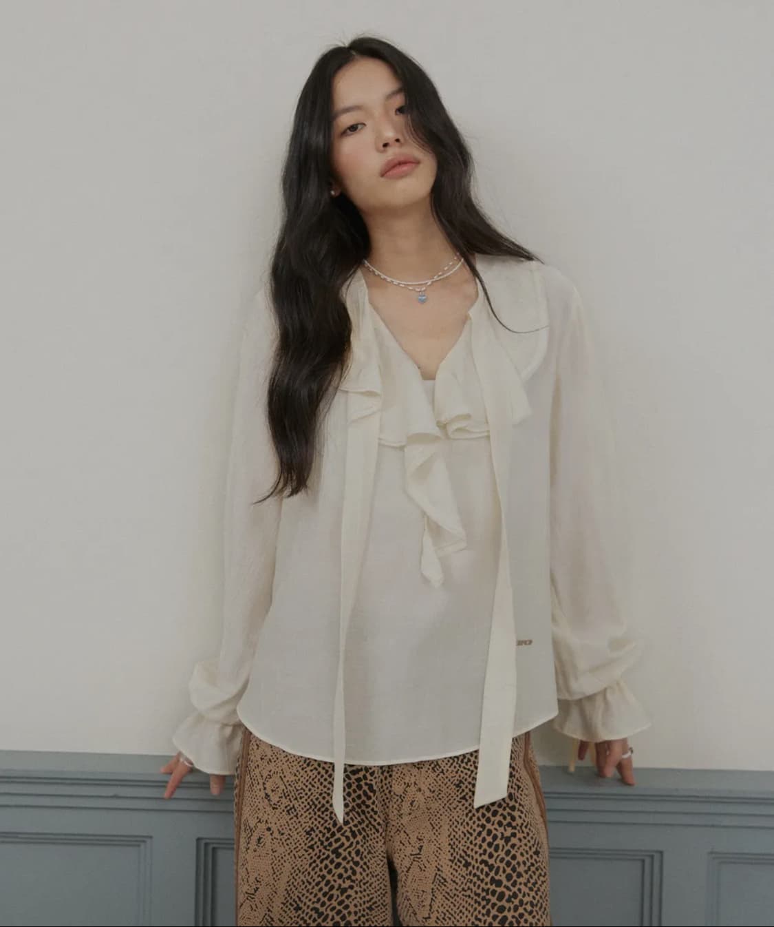 로이로이 타이 셔링 블라우스 아이보리 상품이미지2