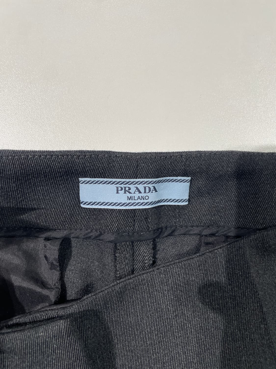 프라다 다크 그레이 클래식 원턱 슬릿 헴 원모 슬랙스 상품이미지7