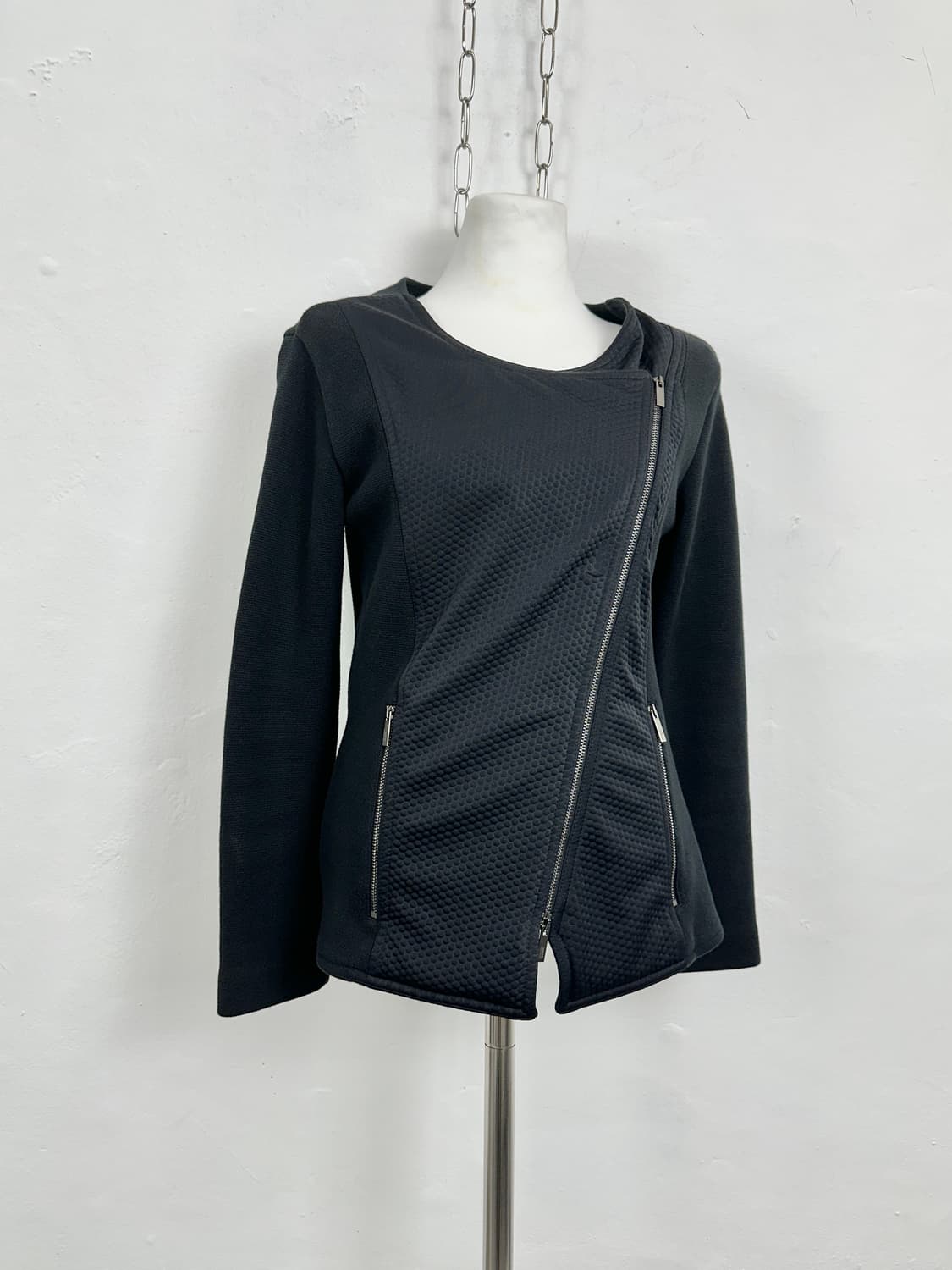 Armani Collezioni Asymmetric Embossed 2- 상품이미지4