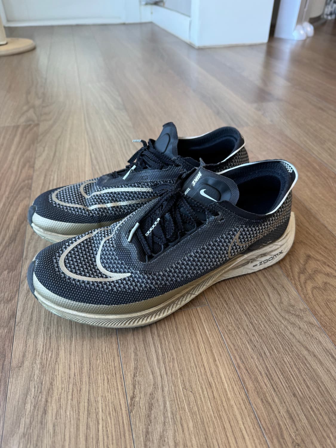 [나이키] ZoomX Streakfly 블랙골드 275 / US9.5 상품이미지1