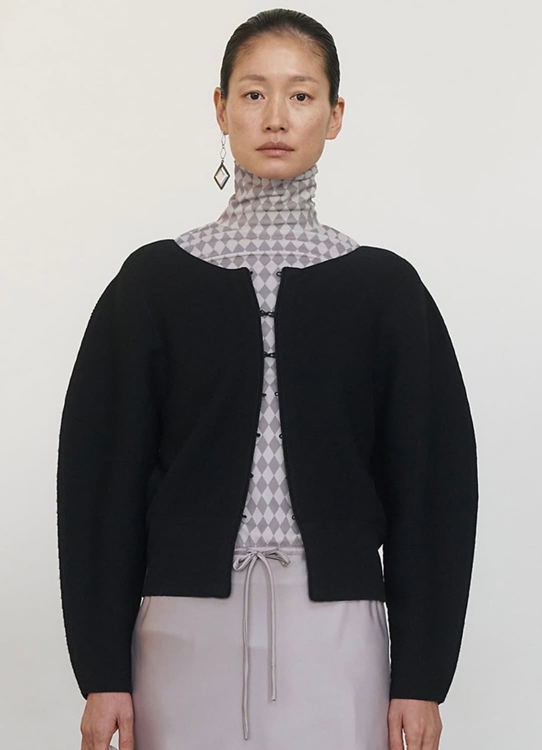 아모멘토 홀가먼트 라운디드 가디건 블랙 상품이미지1