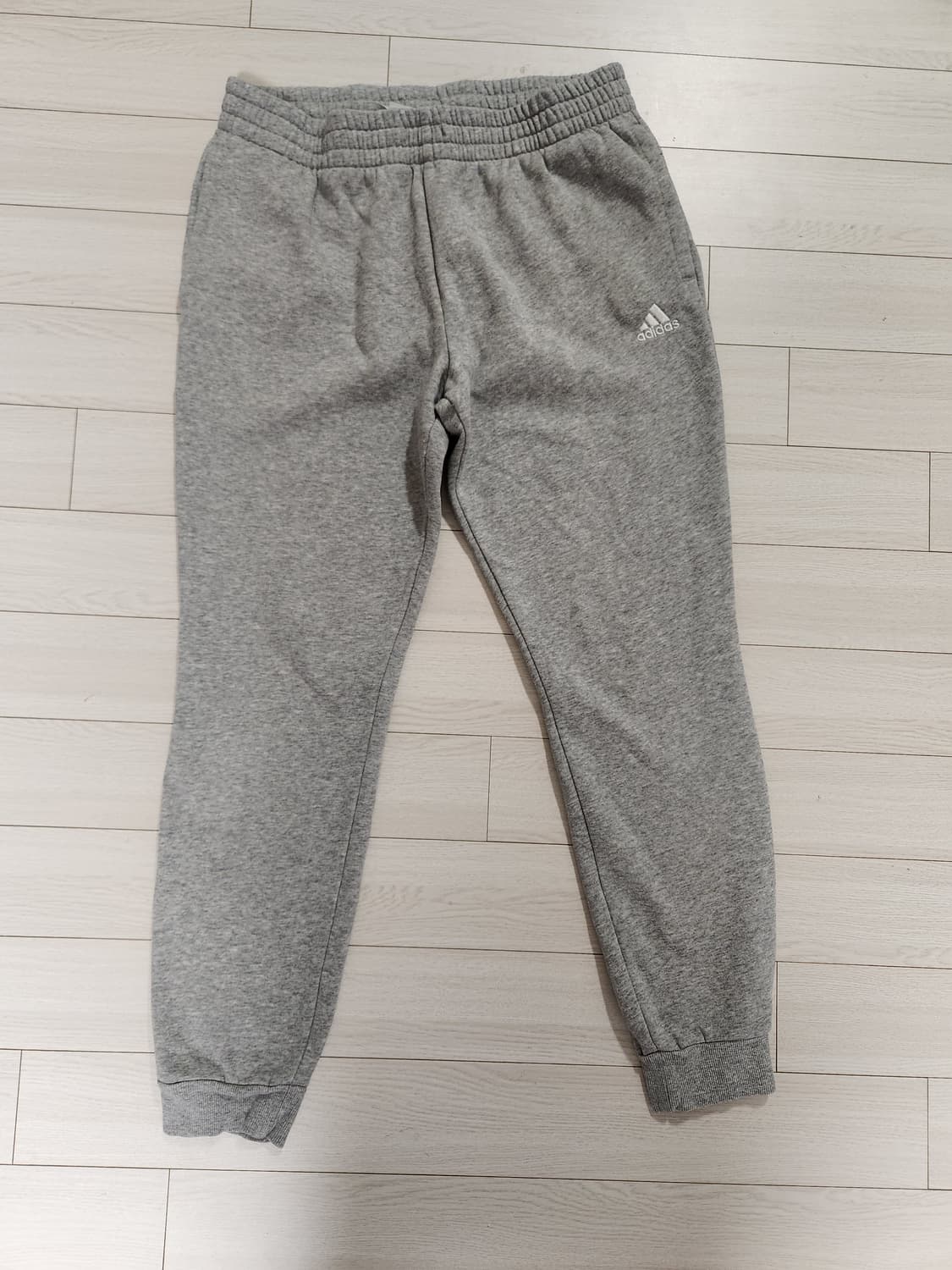 아디다스 기모 에센셜 조거 트레이닝 팬츠입니다. 사이즈는 XL이고, 평소 상품이미지2